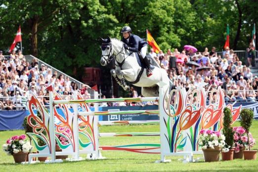 Foto: Michael Jung siegt im Sattel von Fischer Duo Power im Großen Preis von Bayern - Preis des Bayerischen Staatsministeriums für Ernährung, Landwirtschaft, Forsten und Tourismus - Fotograf: Fotoagentur Dill