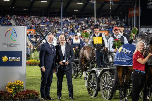 Foto: Das Foto zeigt die siegreiche Mannschaft im MERKUR SPIELBANKEN-Cup: Calvin Böckmann, Michael Brauchle und Richard Vogel. An ihrer Seite David Schnabel (Geschäftsführer der MERKUR SPIELBANKEN NRW GmbH) und ALRV-Aufsichtsratsmitglied Dr. Stephan Kranz - Fotograf: CHIO Aachen/Jasmin Metzner