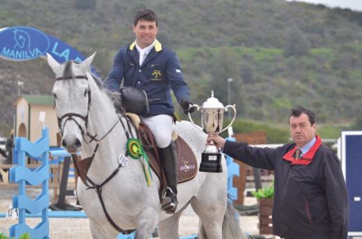 Foto: Max Routledge und Stapleton Mist ritten in Mijas allen im Grand Prix davon. Der Schimmel hat nur ein Auge, ist aber trotzdem ein verläßliches Springpferd - Fotograf: Hippodromo Costa del Sol