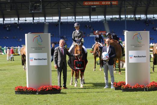 Foto: Siegerin Sienna Miller gemeinsam mit Andreas Schneider (Geschäftsführer der NetAachen GmbH) und Frank Kemperman (Vize-Präsident ALRV) - Fotograf: CHIO Aachen/Michael Strauch