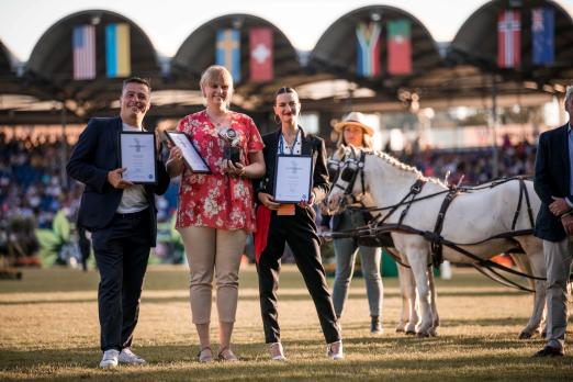 Foto: Zeigt die Vorjahressiegerin Mirka Nilkens (links) mit den Platzierten Andreas Steindl und Andrea Rodriguez - Fotograf: CHIO Aachen/ Franziska Sack