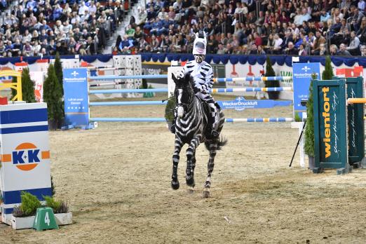 Foto: Reitmeisterin Ingrid Klimke als Zebra beim K+K Cup 2018 - Fotograf: Marc gr. Feldhaus 