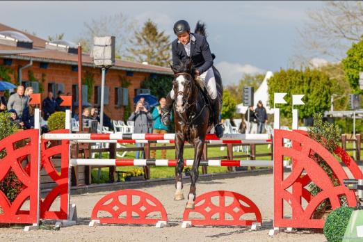 Foto: Mit fast zwei Sekunden Vorsprung zum Sieg im Großen Preis von Ehlersdorf: Jan Meves und Dynastie D - Fotograf: Fotografie C.B/Ch. Beeck
