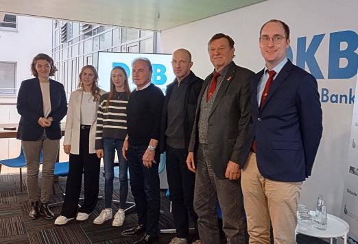 Foto: Mitten in den Vorbereitungen für das 23. CSI Neustadt-Dosse und die Körung: v.l. Dr. Carolin Pfanne-Oertrich (HuLG Neustadt/ Dosse), die Reiterinnen Anna Jurisch und Paula Fischer, Turnierchef Herbert Ulonska, Springreiter Holger Wulschner, Wolfgang Junk (PZV Brandenburg-Anhalt) und Landstallmeister Dr. Henning Frevert - Fotograf: BM