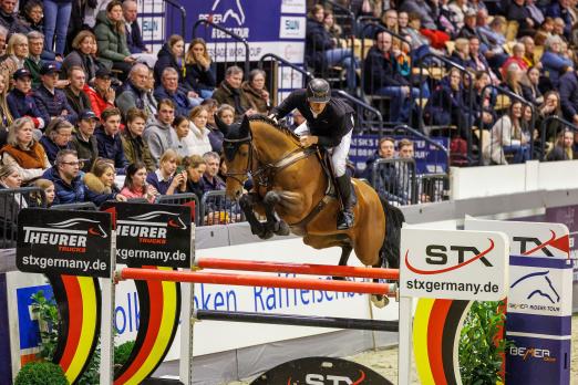 Foto: Mittendrin und ganz nah dran - Bei den VR CLASSICS Neumünster sind die Stars im Parcours und Viereck zum Greifen nah. Hier Richard Vogel auf Karacho - Fotograf: Sportfotos-Lafrentz.de
