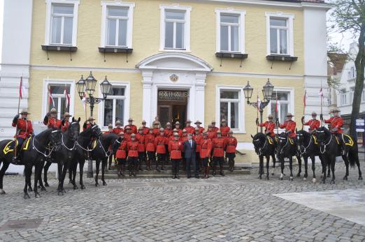 Foto: ,,Mounties" vor dem Verdener Rathaus - Fotograf: Hannoveraner Verband e.V.