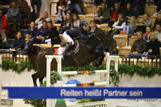 Foto: Sport pur - hier Mynou Diederichsmeier - und eine große Ausstellung kennzeichnen SH Holstein International in Neumünster im Oktober - Fotograf: Archiv/ ACP Pantel