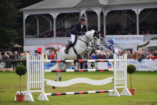 Foto: Carsten-Otto Nagel und Womanizer auf dem Weg zum Titelgewinn beim 69. Landesturnier in Bad Segeberg - Fotograf: Tierfotografie Huber