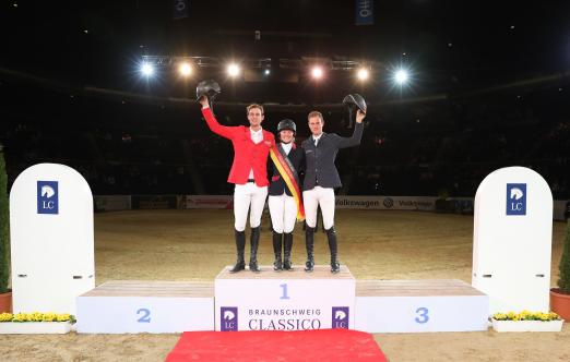 Foto: Neue Deutsche Hallenchampionesse der Landesmeister Inga Cwalina mit Philip Bölle und Niklas Betz - Fotograf: ACP-Fotografie-Pantel