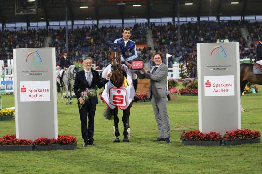 Foto: Sieger Nicola Philippaerts gemeinsam mit Norbert Laufs (Vorstandsvorsitzender der Sparkasse Aachen) und ALRV-Aufsichtsratsmitglied Dr. Thomas Förl - Fotograf: CHIO Aachen/Michael Strauch