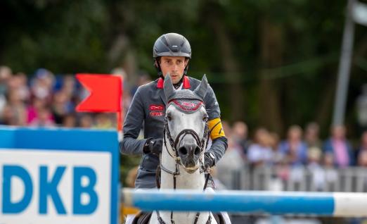 Foto: Hochkonzentriertes Paar als damals noch Führende bei der DKB-Riders Tour in Münster: Denis Nielsen und DSP Cashmoaker, die jetzt in München um den Platz auf dem Podium kämpfen - Fotograf: Stefan Lafrentz