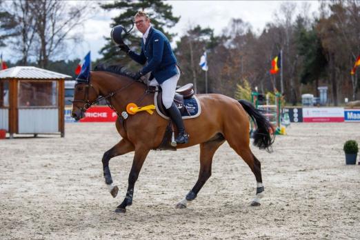 Foto: Fröhlicher Sieger aus Nienburg - Carsten Biermann gewann die Hauptprüfung des ersten Turniertages beim CSI Luhmühlen Spring Tour mit Suncelina - Fotograf: moinmoindesign/Kleiner Georg