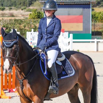 Foto: Nina Weck und der Holsteiner Wallach Chijioke beendeten die CES Valencia Tour mit einem Sieg im kleinen Großen Preis - Fotograf: Frank Fotistica