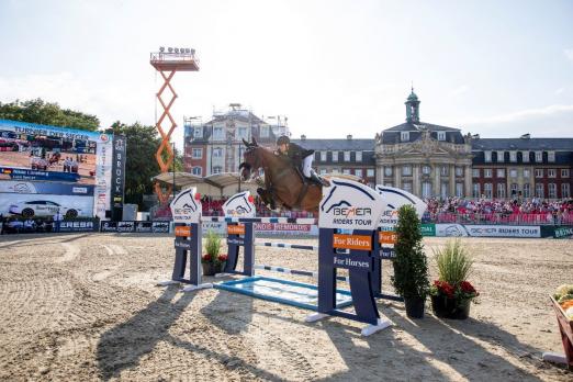 In Siegerlaune in Münster in der Qualifikation zur BEMER Riders Tour - Nisse Lüneburg und Luca Toni - Fotograf: Stefan Lafrentz