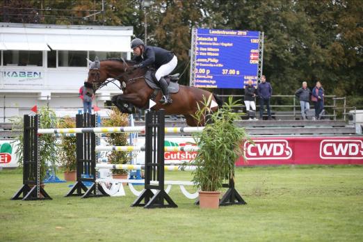 Foto: Youngster-Final-Sieger Nisse Lüneburg und Look at Me R mit Torsten Denker (li.) und dem Vorsitzenden des Pferdesportverbands Schleswig-Holstein e.V., Dieter Medow - Fotograf: Tierfotografie Huber