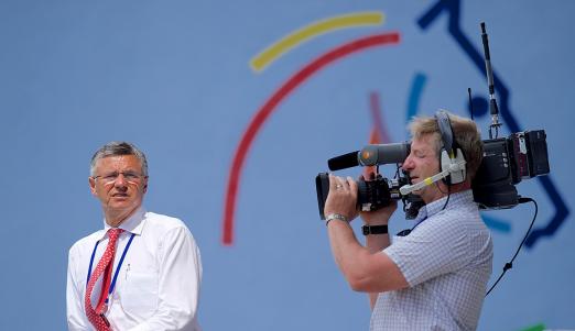 Foto: Die Kameras von WDR und ZDF sind immer nah dran - hier am Bundestrainer der deutschen Springreiter, Otto Becker - Fotograf: CHIO Aachen/ Arnd Bronkhorst 