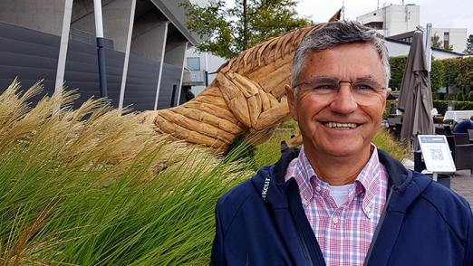 Foto: Fürs Foto hat Otto Becker die Maske ausgezogen - ansonsten herrschen strenge Hygieneauflagen auf dem gesamten Turniergelände - Fotograf: Aachen International Jumping 