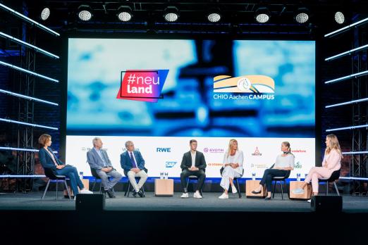 Foto: Zeigt eines der hochkarätig besetzten Panels mit u.a. Franziska van Almsick aus dem Jahr 2022. Das Bild kann honorarfrei verwendet und hier hochauflösend heruntergeladen werden - Fotograf: #neuland