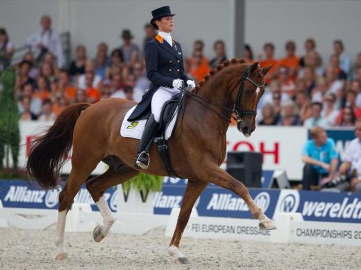 Foto: Adelinde Cornelissen und Parzival - Fotograf: Uwe Anspach - dpa