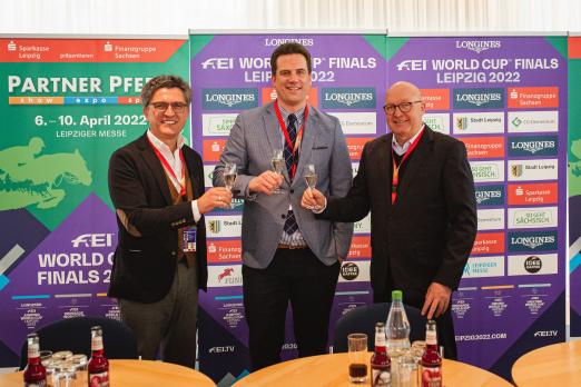 Foto: Sönke Lauterbach (FN), Jonas Niemeyer (HKM) und Volker Wulff (EN GARDE) stoßen im Rahmen der FEI World Cup™ Finals auf die Zukunft der HKM Bundeschampionate an - Fotograf: Johanna Milse