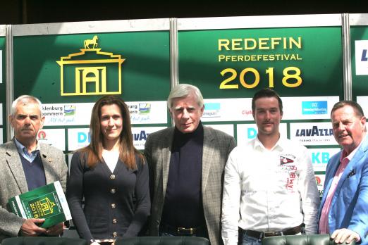 Foto: Pressekonferenz vor dem Pferdefestival Redefin mit (v.l.) Rolf Günther (Landgestüt Redefin), Dressurreiterin Libuse Mencke, Turnierchef Paul Schockemöhle, Springreiter Philipp Makowei und Gastgeber Udo Chisteé (Schlosshotel Wendorf- Fotograf: Kerstan-Medien