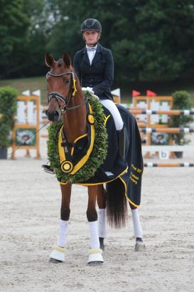 Foto: Champion der dreijährigen Stuten und Wallache PBM Cosmopolitan mit Ines Knoll - Fotograf: Olav Krenz