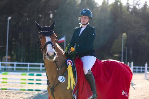 Foto: Charia Petersen (PSG Süderlügum e.V.) und Best of Balou setzen sich mit einer Wertnote von 8,4 an die Spitze des Feldes der 95er-Hunterklasse in Ladelund - Fotograf: Photo Rocket
