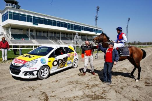 Foto: Opel Corsa OPC, Willi Stengg, Galopper Bryon d’Antoine und Jockey - Fotograf: Manfred Leitgeb