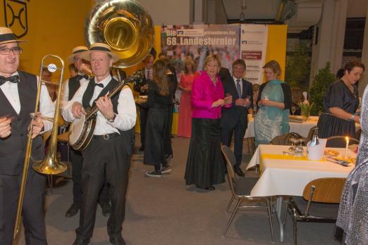 Foto: Treffpunkt für alle - der Ball der Pferdefreunde mit Livemusik - Fotograf: Hansen