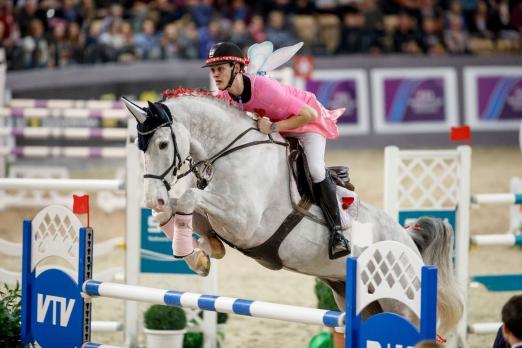 Foto: Philipp Battermann "schwebte" mit Claristo als Prinzessin Lillyfee durch den Cup der SWN - Fotograf: Stefan Lafrentz