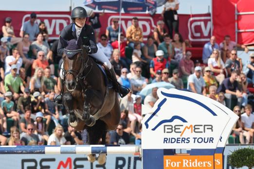 Foto: Springreiterin Pia Reich setzt auch in diesem Jahr wieder auf ihren Hannoveraner Levisto-Sohn PB Löwenherz - Fotograf: Frank Heinen 