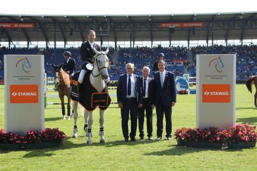 Foto: Dem Sieger gratulieren (v.r.) ALRV-Aufsichtsrat Wolfgang Mainz und die STAWAG-Vorstände Dr. Peter Asmuth und Wilfried Ullrich - Fotograf: CHIO Aachen/ Michael Strauch