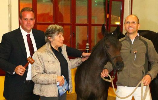 Foto von li. nach re: Auktionator Thomas Münch, die Käuferin des Spitzenfohlens Frau Heicke, das Fohlen Shokolata und Züchter Rainer Lechl - Fotograf: DoMa 