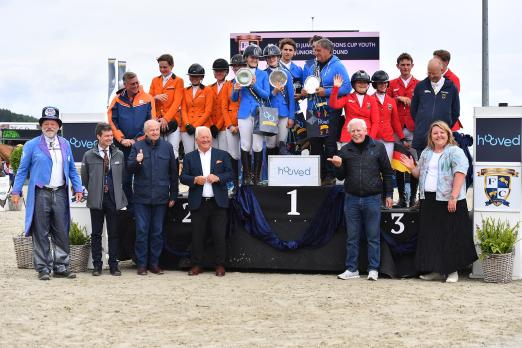 Foto: Das Podium im „LET'S GET HOOVED!“ CSIOJ FEI Jumping Nations Cup Youth der Junioren - Fotograf: © Foto Rüchel