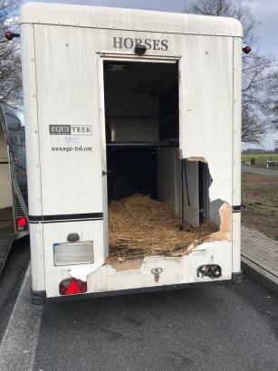 Foto: Demolierter Pferdetransporter - Fotograf: Polizei