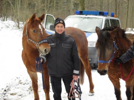 Foto: Polizeikommissar Torsten Schmidt mit den Ausreißern - Fotograf: Polizeiinspektion Goslar