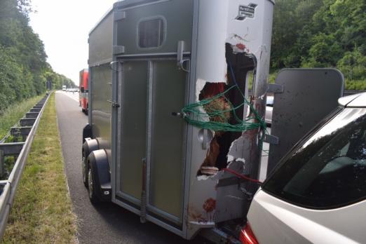 Foto: Der zerstörter Pferdeanhänger- Fotograf: Polizeiinspektion Hildesheim