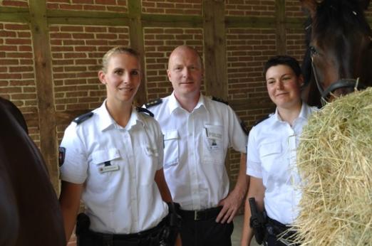 Foto: Polizeidirektor Stefan Sengel begrüßt die Polizeireiterinnen Konstanze Brinckmann und Sonja Bosse. - Fotograf: Polizeiinspektion Heidekreis