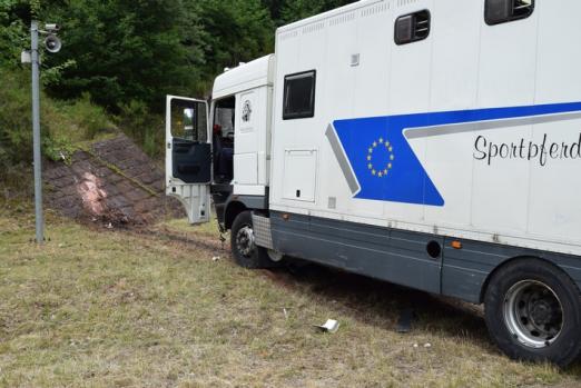 Foto: unfallbeteiligter Pferdetransporter - Fotograf: Polizei Kaiserslautern 