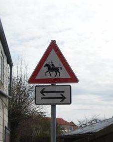 Foto: Schild "Achtung querende Pferde" - Fotograf: Polizeidirektion Kaiserslautern