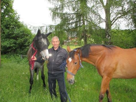 Foto: Polizist mit den beiden Ausreißern - Fotograf: Polizeiinspektion Goslar