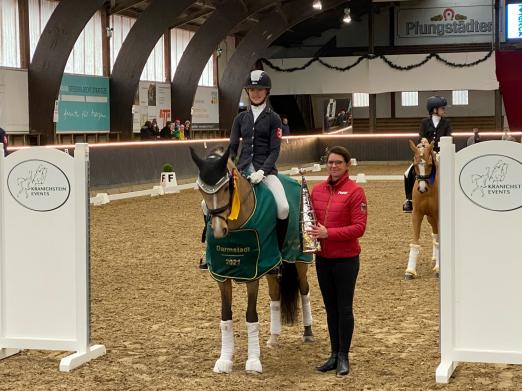 Foto: Coralie Zumbansen siegt im Bundesnachwuchschampionat der Pony-Dressurreiter in Darmstadt-Kranichstein