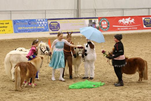 Foto: Hengstschau Ponyverband Hannover 2016: Kinder und Ponys – das passt bestens beim Schaubild „Eiskönigin“ mit Shetlandponys - Fotograf: Ponyverband Hannover/ Pantel