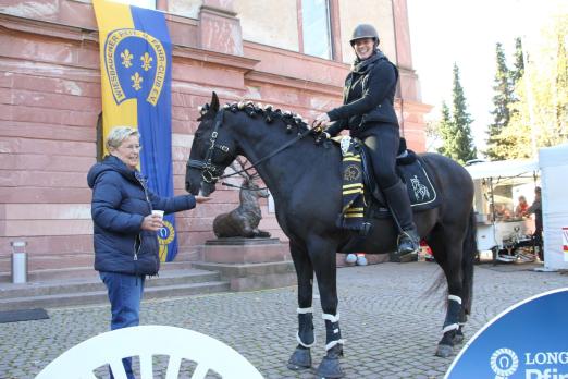 Foto: WRFC-Präsidentin Kristina Dyckerhoff empfängt Morena Scholz, die noch keinen WRFC-Sternritt verpasst hat - Fotograf: Silke Hiller