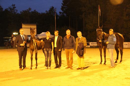 Foto: Die Preisspitze, ihrem Züchter Steffen Jahn, und v. l.Auktionator Thomas Münch, Auktionsleiter Roland Metz, Vermarkter Detlef Schmitz und dem AGS-Vorsitzenden Karl-Heinz Bange - Fotograf: hbm