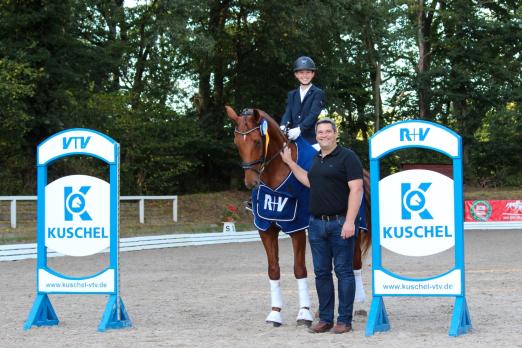 Foto: Als siegreiches Paar der letzten Qualifikation gelangen Tjore Schmielau und Belllentimes der direkte Einzug ins Finale – dazu gratulierte Alexander Kuschel - Fotograf: RathmannVerlag/Tina Siebenhaar