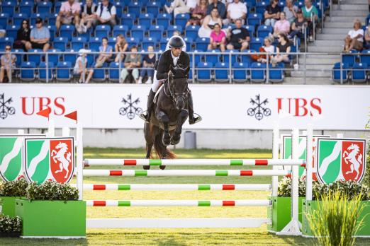Foto: Das Foto zeigt den Führenden des UBS-Cups nach Dressur und Springen, den Neuseeländer Tim Price auf Vitali - Fotograf: CHIO Aachen/Jasmin Metzner