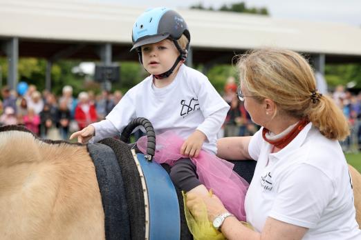 Foto: Zeigt einen Programmpunkt des Therapeutischen Reitens beim Soerser Sonntag - Fotograf: CHIO Aachen/ Andreas Steindl