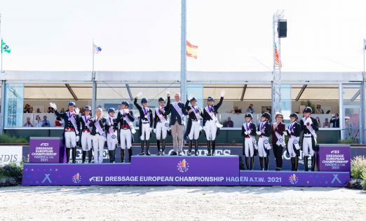 Foto: EM-Gold für das deutsche Quartett, Silber für Großbritannien und Bronze für Dänemark bei den Europameisterschaften Dressur auf dem Hof Kasselmann - Fotograf: Thomas Hellmann