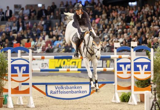 Foto: Philip Rüping und Clinta holten sich den Großen Preis der Volksbanken und Raiffeisenbanken bei den VR Classics in Neumünster - Fotograf: Stefan Lafrentz